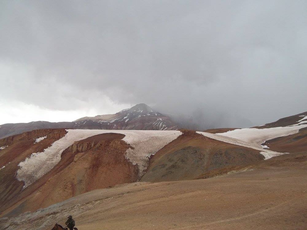 Cumbre brumosa con nieve