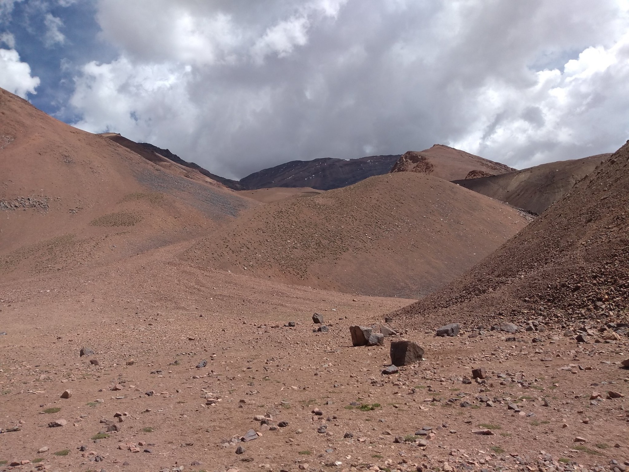 Sendero desértico hacia la cumbre