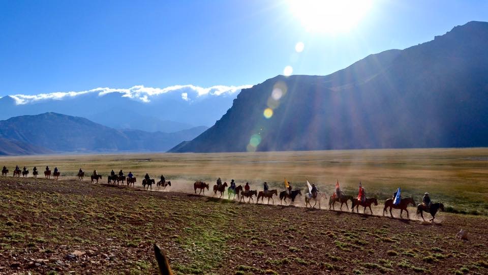 Caravana al atardecer cruzando el valle
