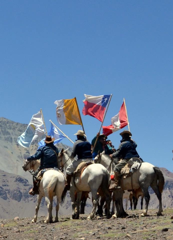 Jinetes en caballos blancos con banderas