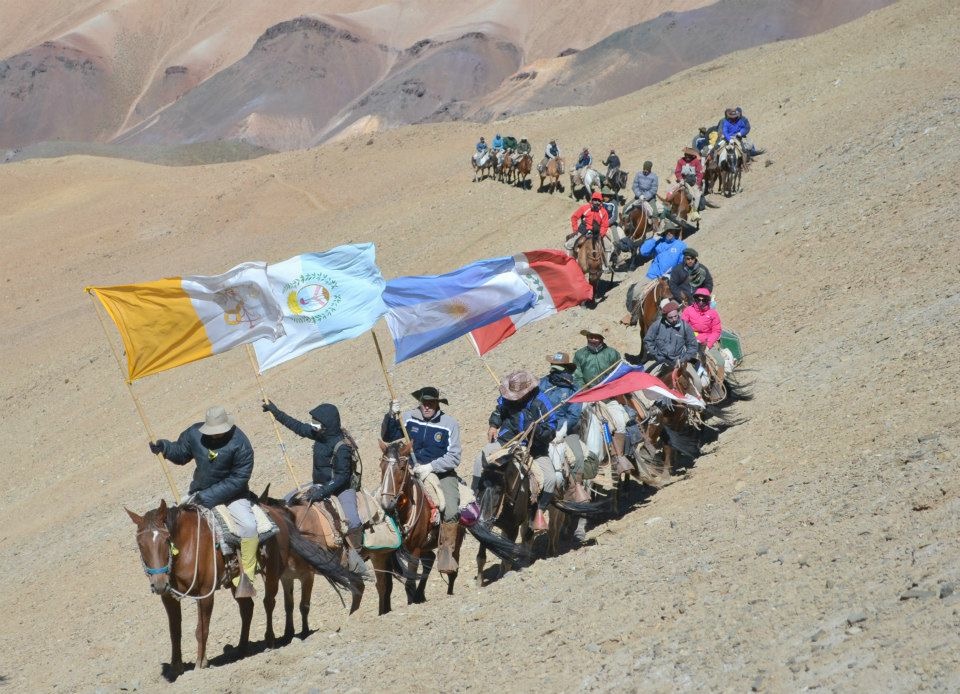 Vista aérea de la caravana en el desierto andino