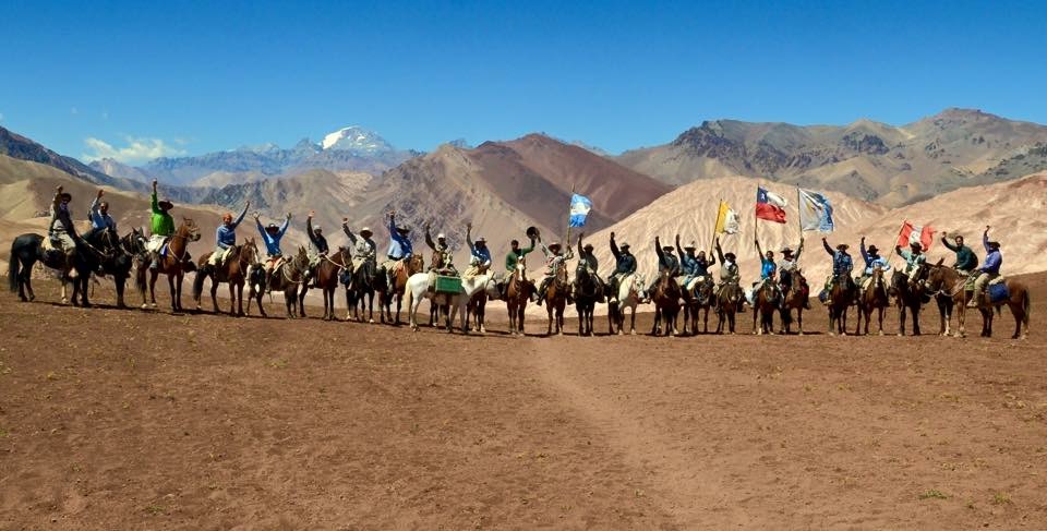 Grupo completo de expedicionarios con banderas