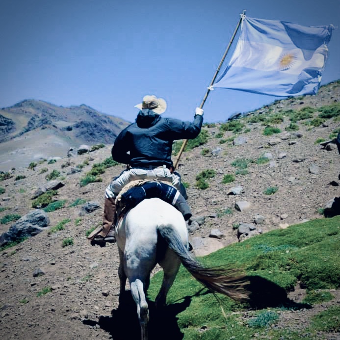 Jinete portando la bandera argentina