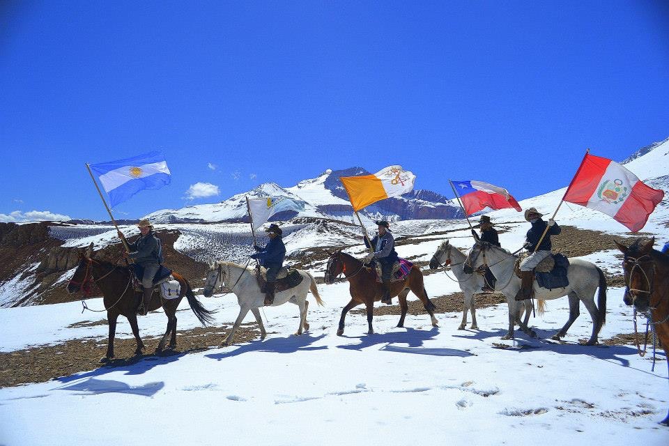 Cruce por el paso con nieve y múltiples banderas