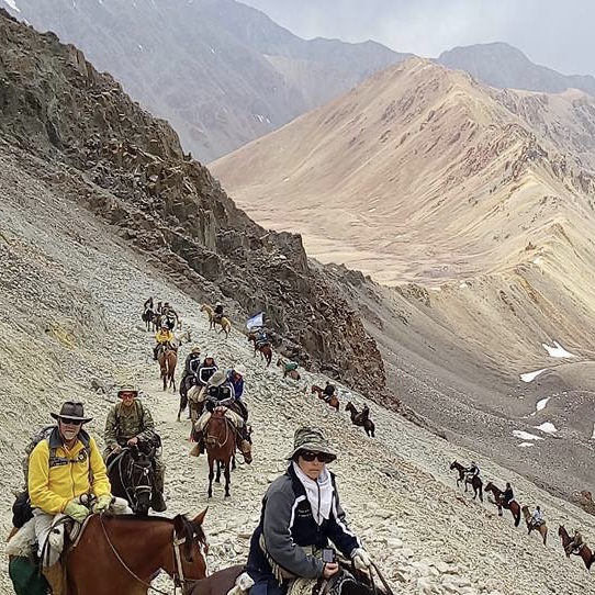 Columna de jinetes en el sendero empinado del Portillo