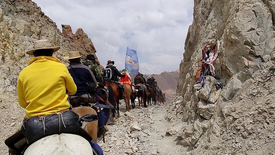 Jinetes en el sendero pedregoso con vista posterior